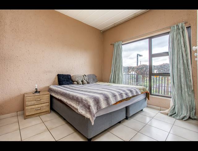 2 BEDROOM APARTMENT FOR SALE IN CONSTANTIA KLOOF